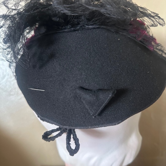 BEAUTIFUL 1940s\' BLACK FELT TILT HAT + BURGUNDY FABRIC \